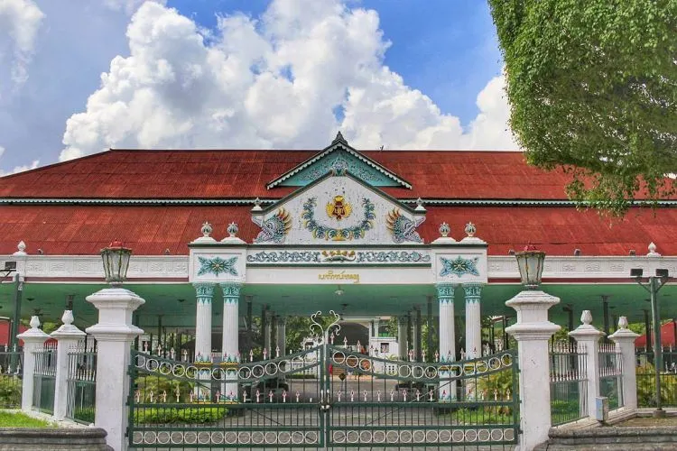 Kraton Sultan's Palace courtyard with Abdi Dalem courtiers, Yogyakarta